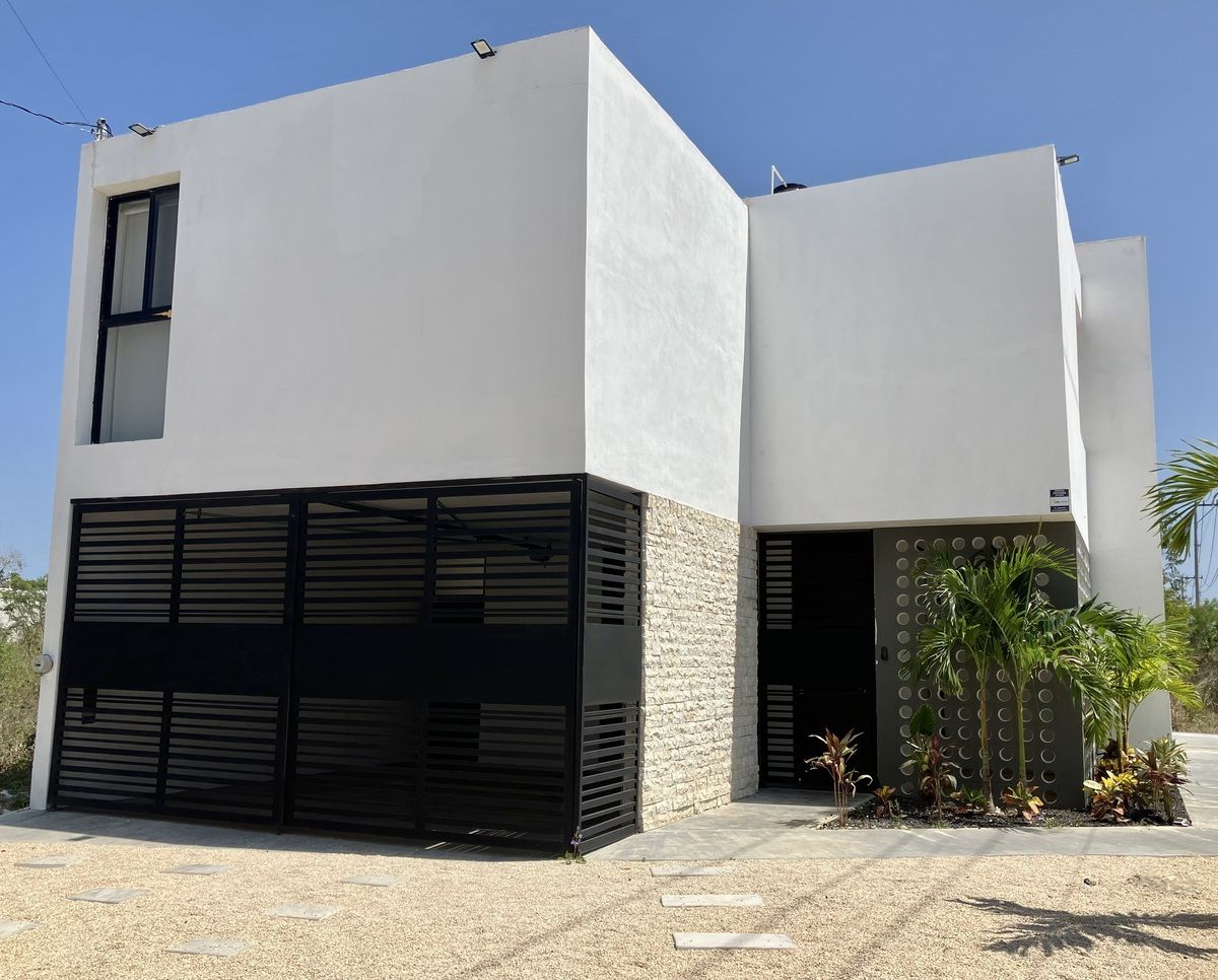 1 of 37: Hermosa casa en esquina en Temozón Norte