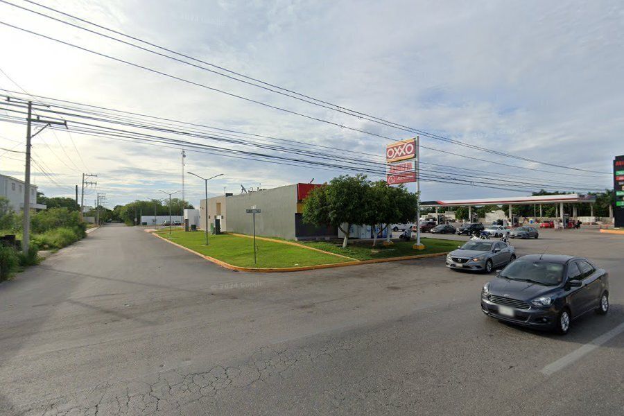 1 de 6: Entrada pavimentada y cerca de servicios