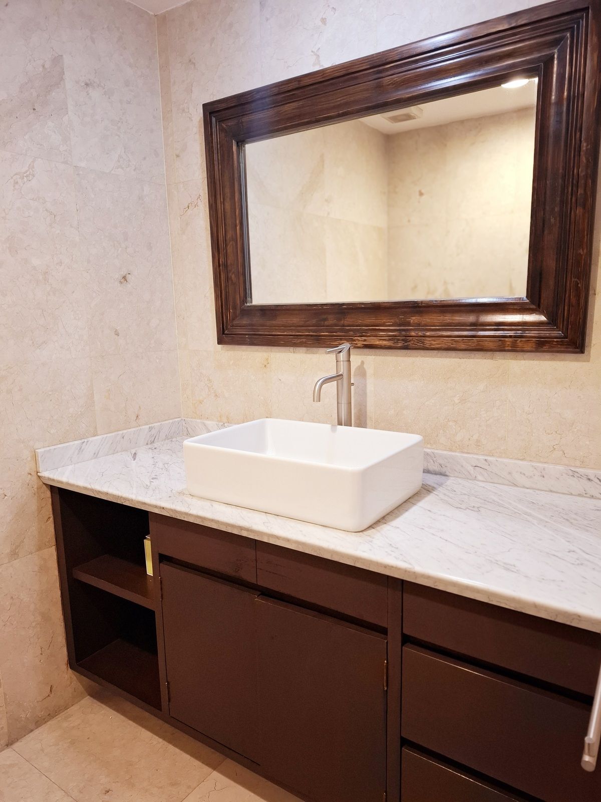 3 de 27: Baño de visitas