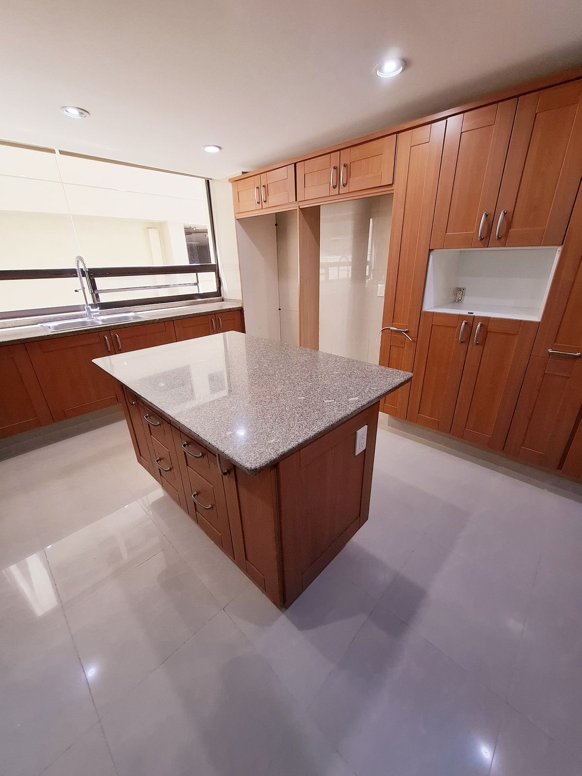 5 de 27: Cocina con doble espacio para refrigerador