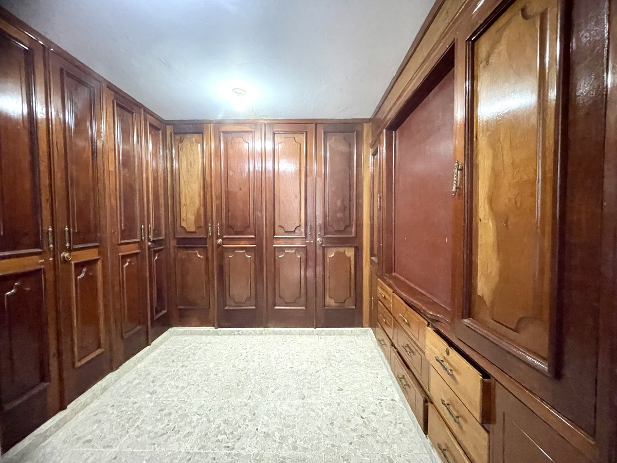 13 de 21: Walk-in clóset principal