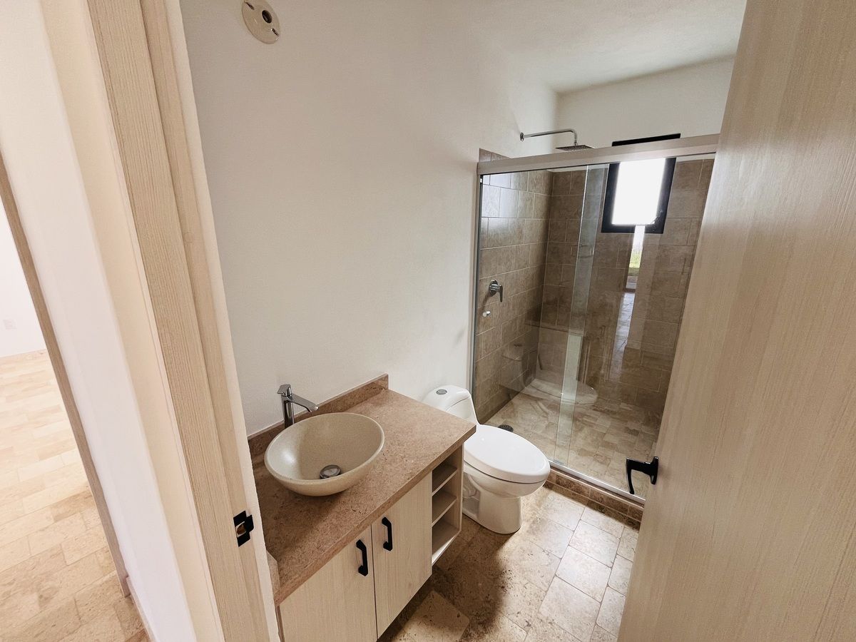 8 of 22: Baño 1