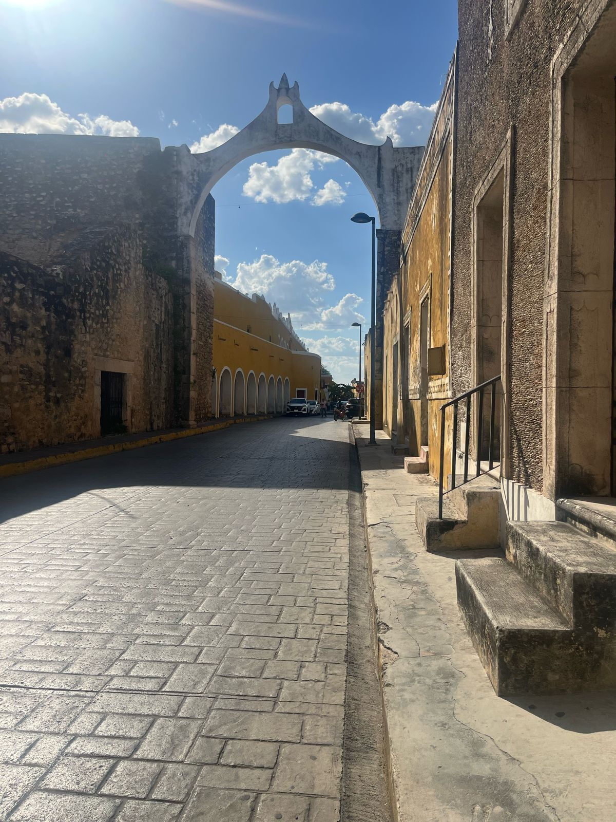 Vista hacia el parque central y el arco de Izamal