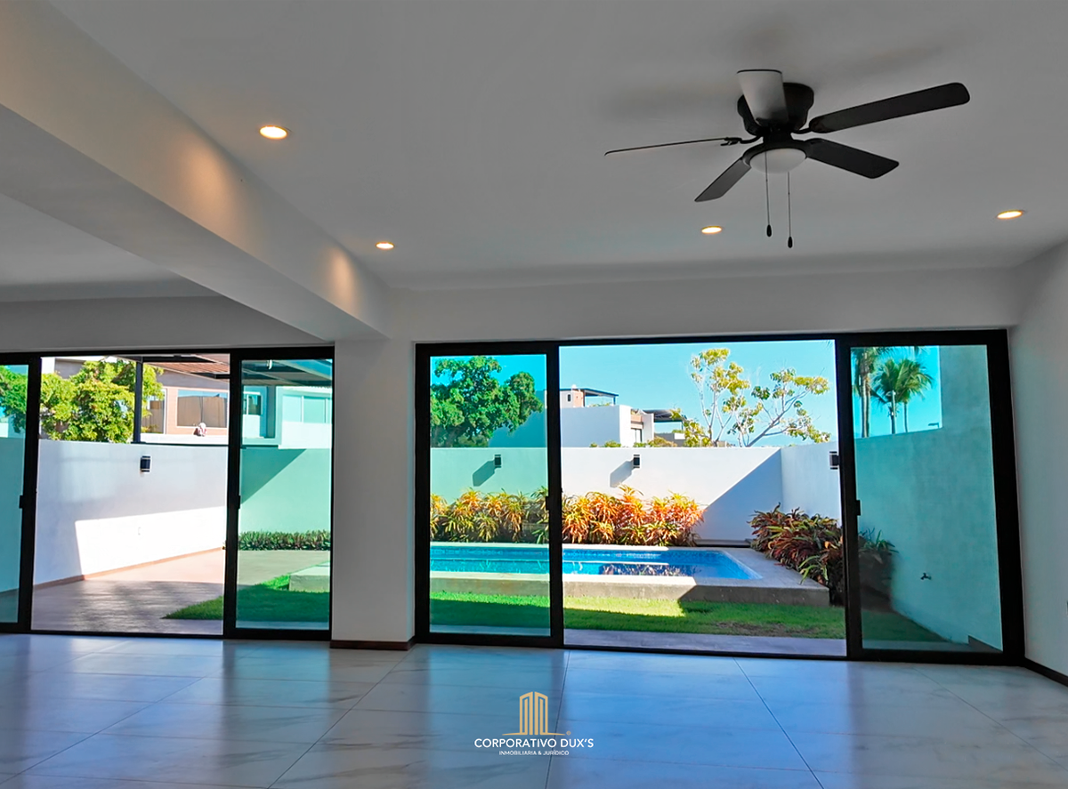 sala comedor y acceso a patio y jardin