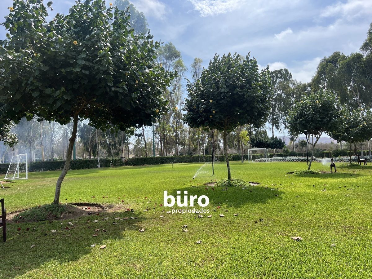 4 de 25: Cancha de Futbol, área común