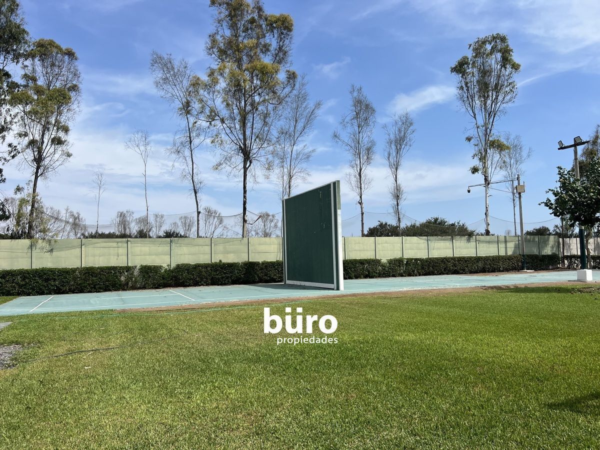 13 de 25: Cancha de Frontón, área común