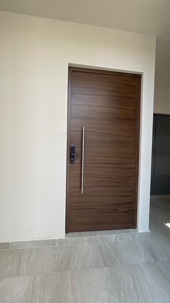 1 de 35: PUERTA PRINCIPAL DE SEGURIDAD