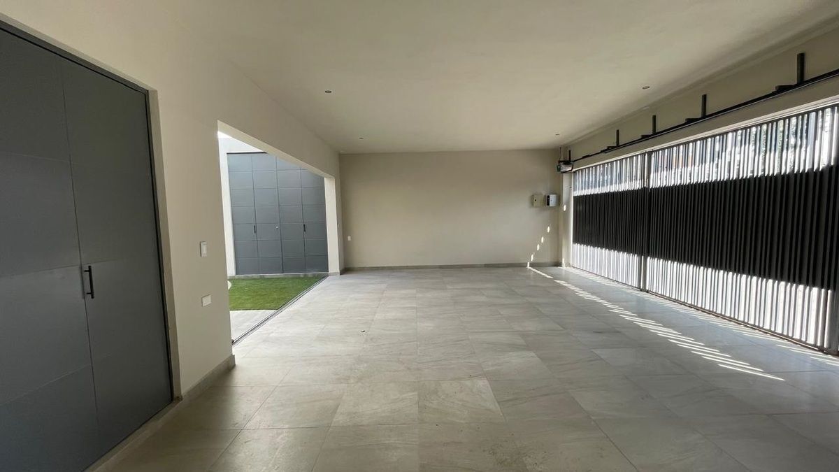 3 de 35: COCHERA TECHADA CON PORTÓN