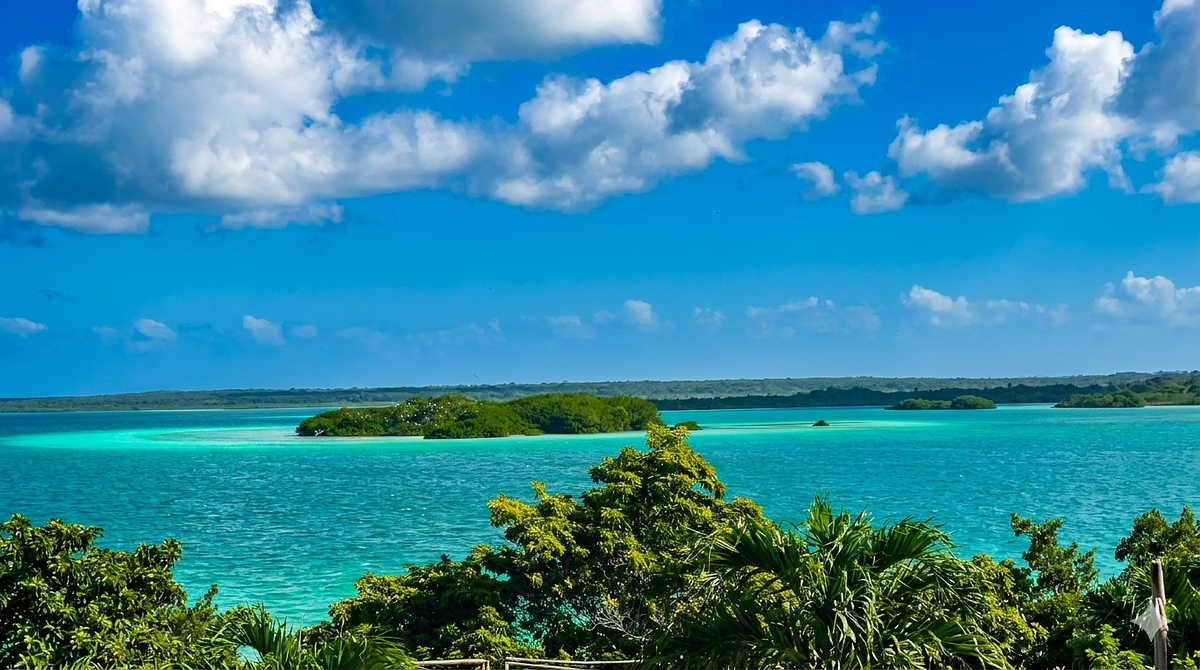 ESPECTACULAR TERRENO EN BACALAR CON LA MEJOR VISTA A LA LAGUNA DE LOS 7 COLORES - foto 2