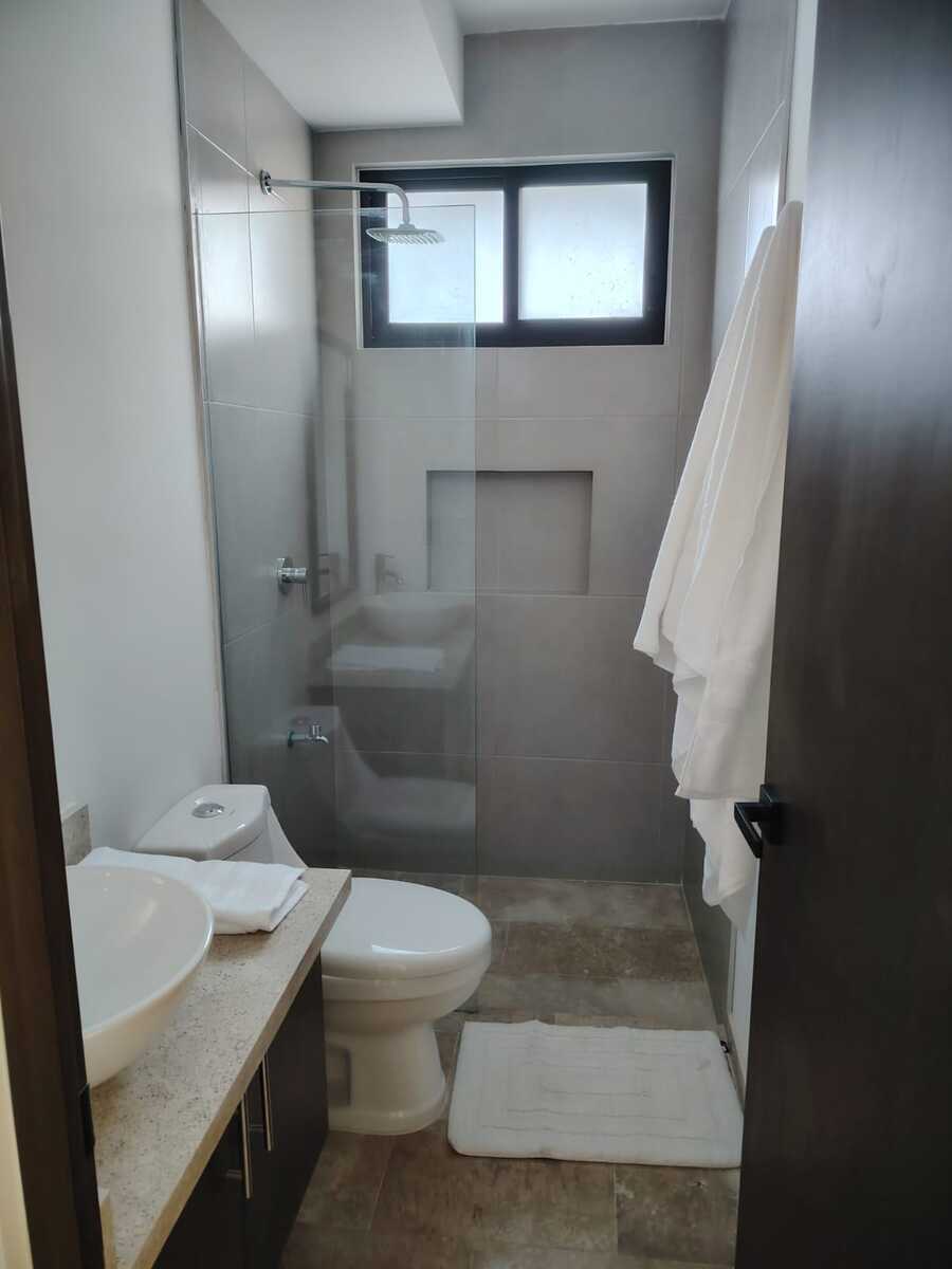 7 of 13: Baño Compartido