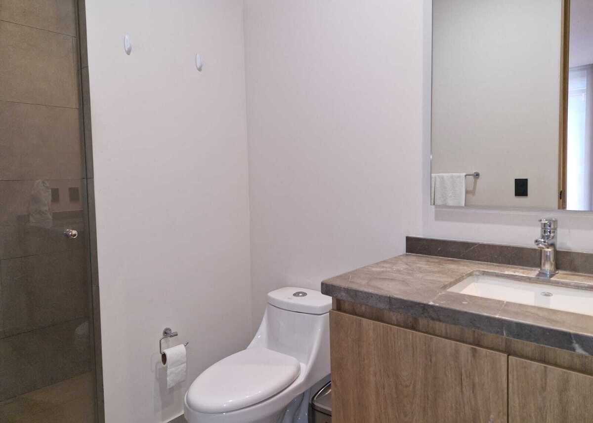 21 de 24: 1 baño completo y un medio baño