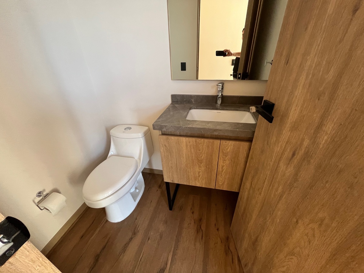 18 de 24: medio baño junto a área social