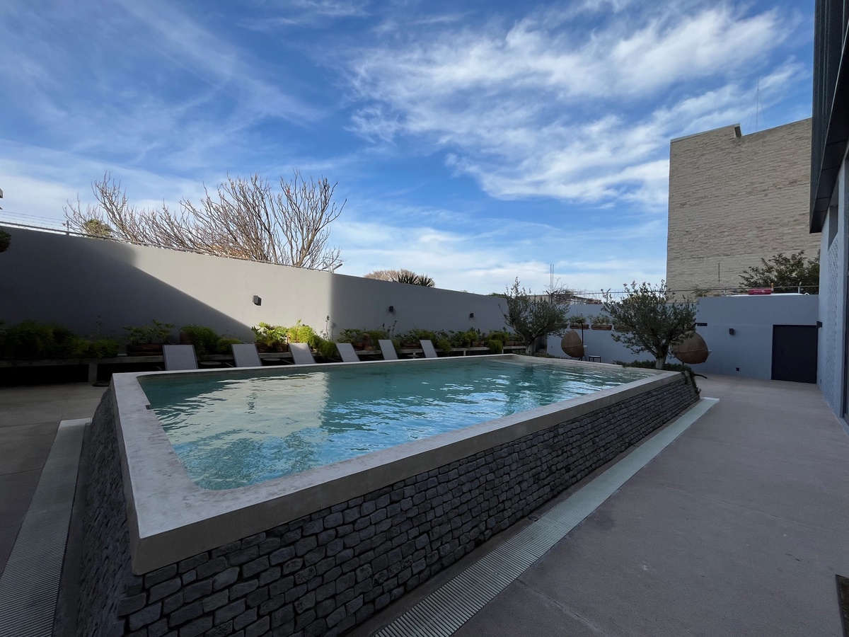 24 de 24: terraza, camastros y asadores