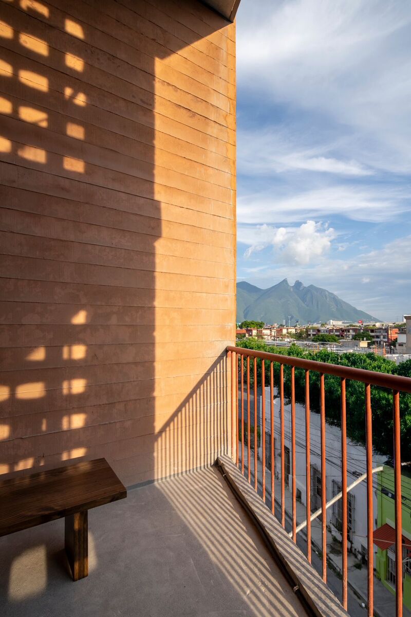 5 of 8: Terraza