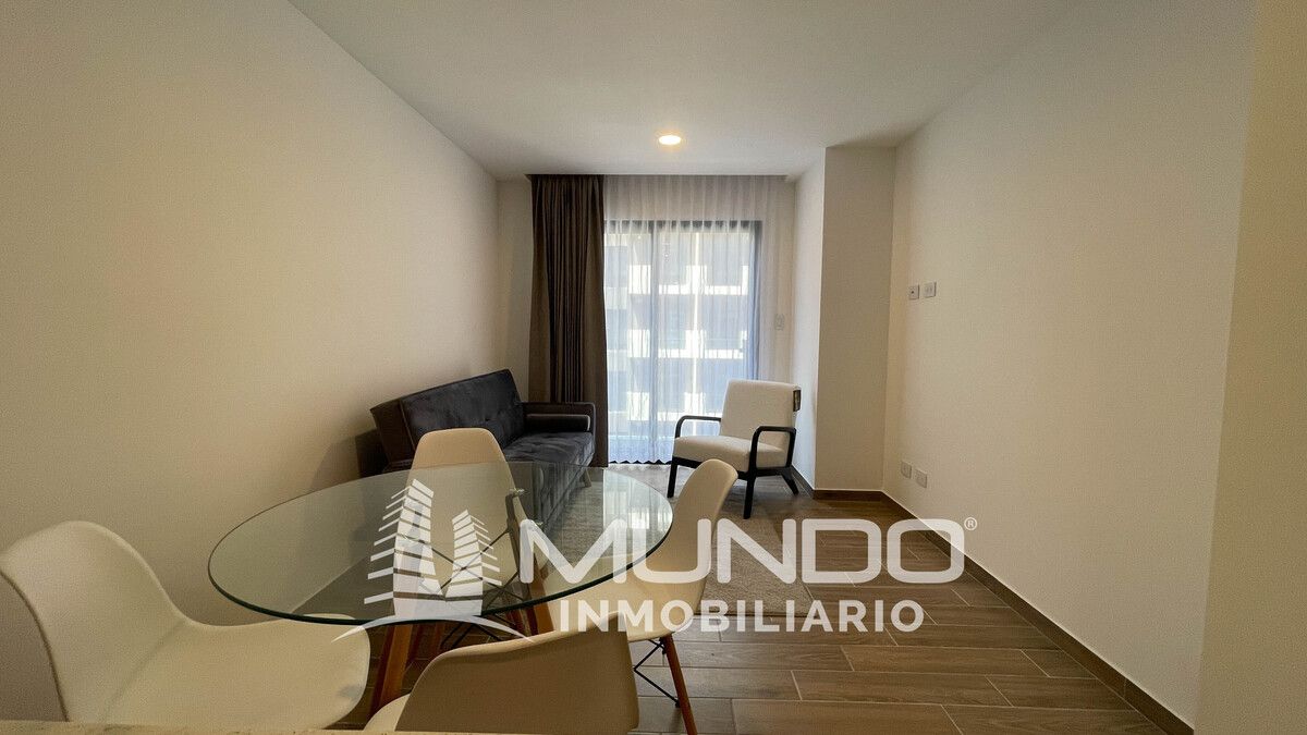 2 de 11: Balcón con vista a la plaza central del edificio