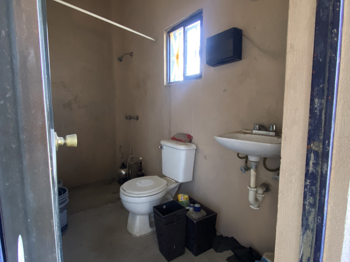 17 de 22: Medio baño de oficina