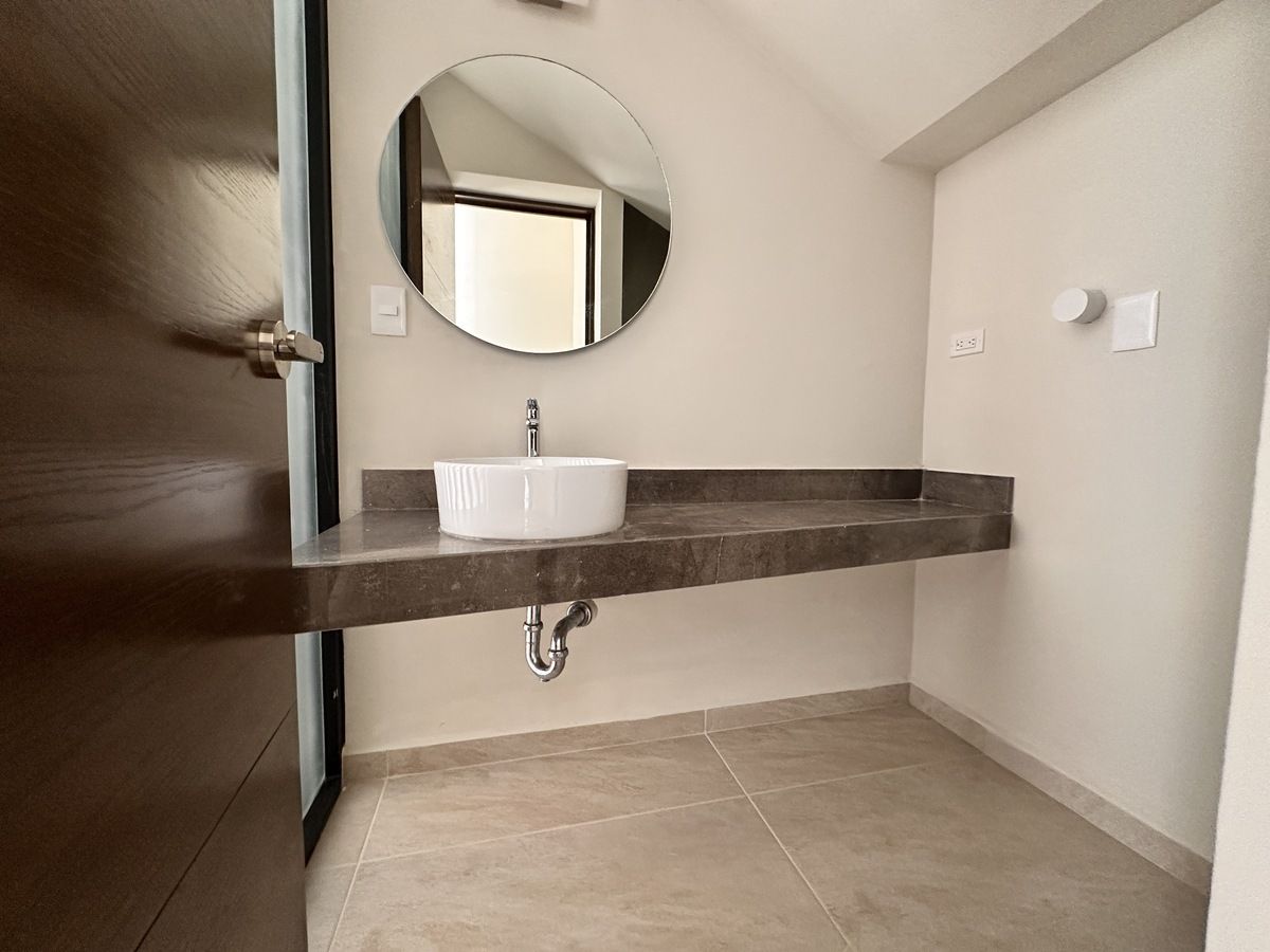 9 of 31: Baño completo en planta baja