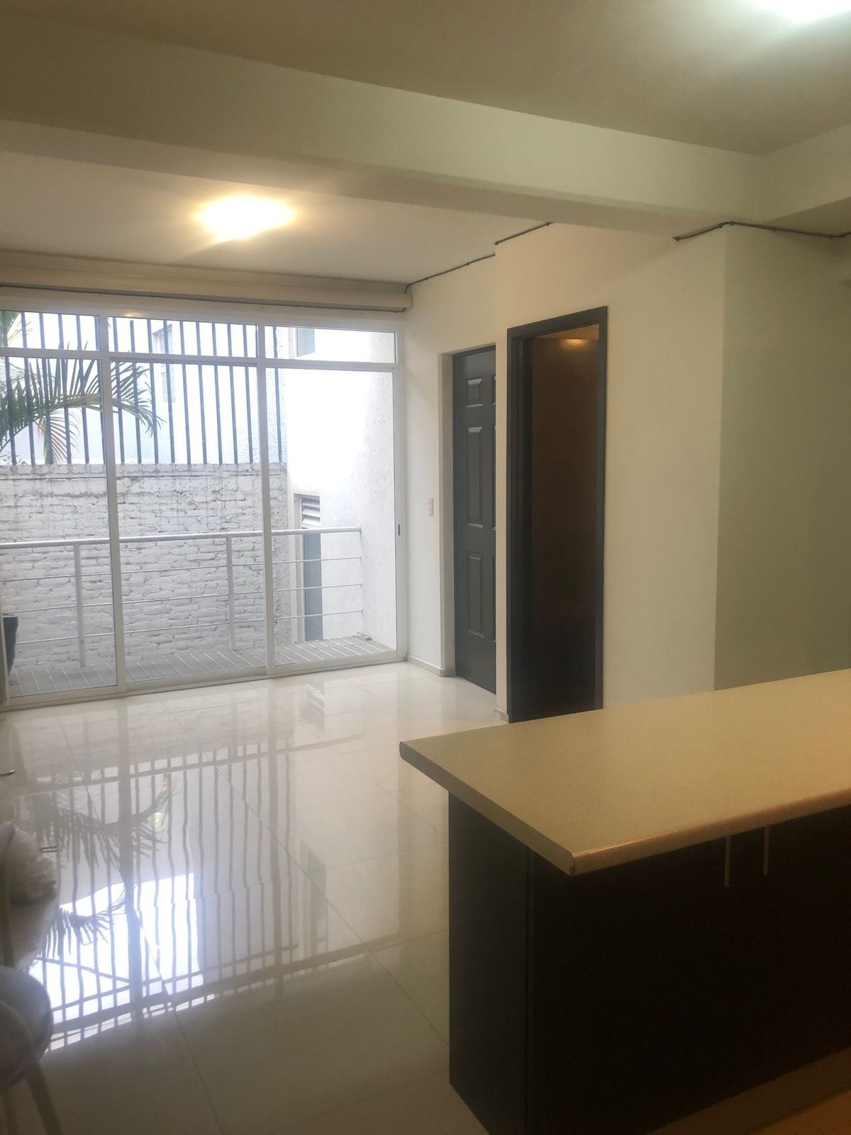 2 de 10: ESTANCIA CON BALCONCITO