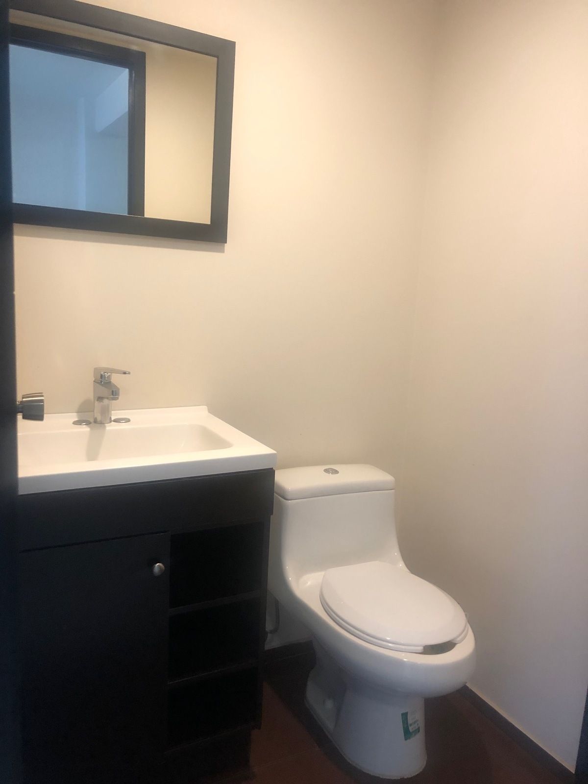 3 de 10: MEDIO BAÑO PARA VISITAS