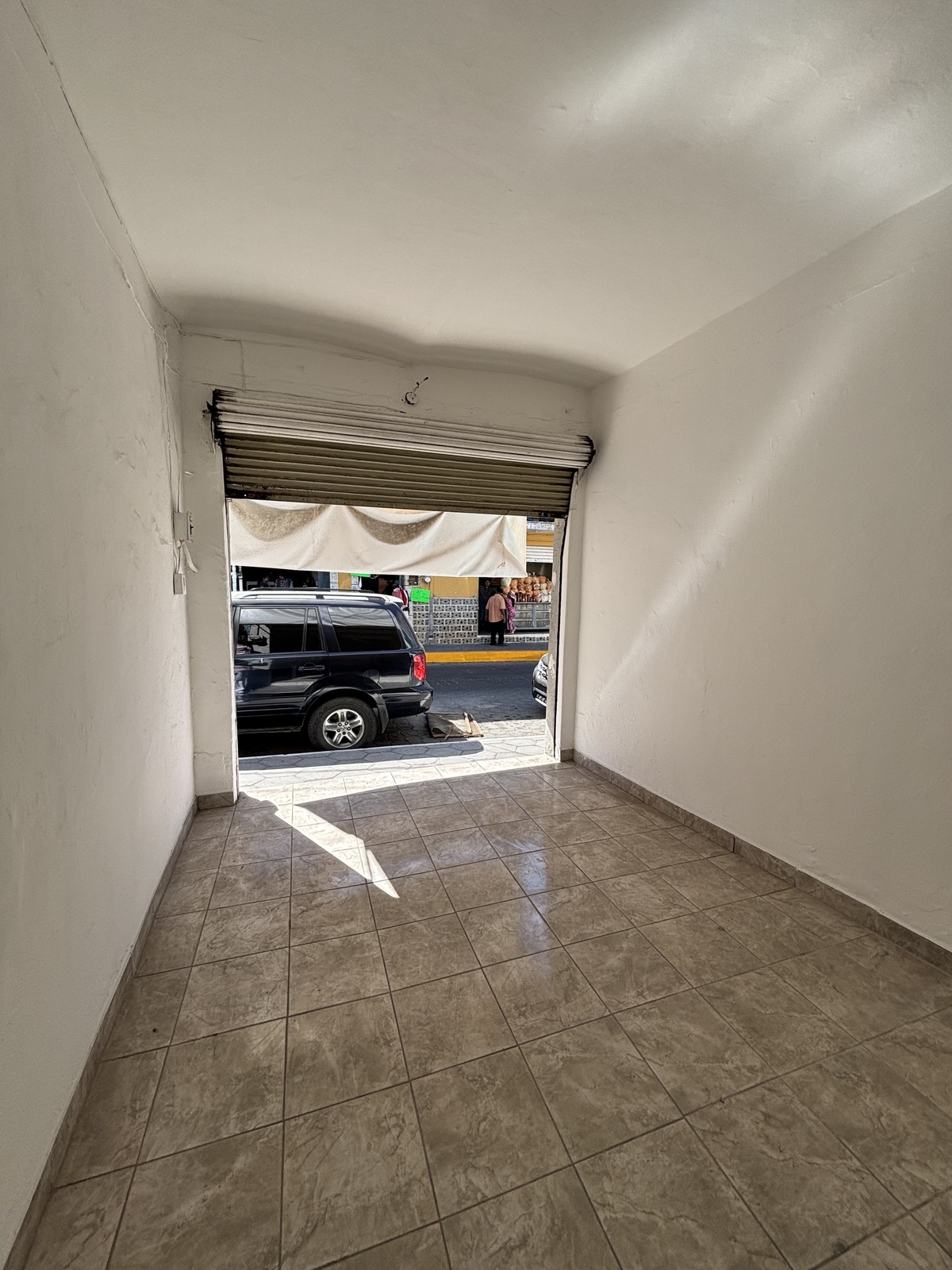 2 of 15: LOCAL COMERCIAL