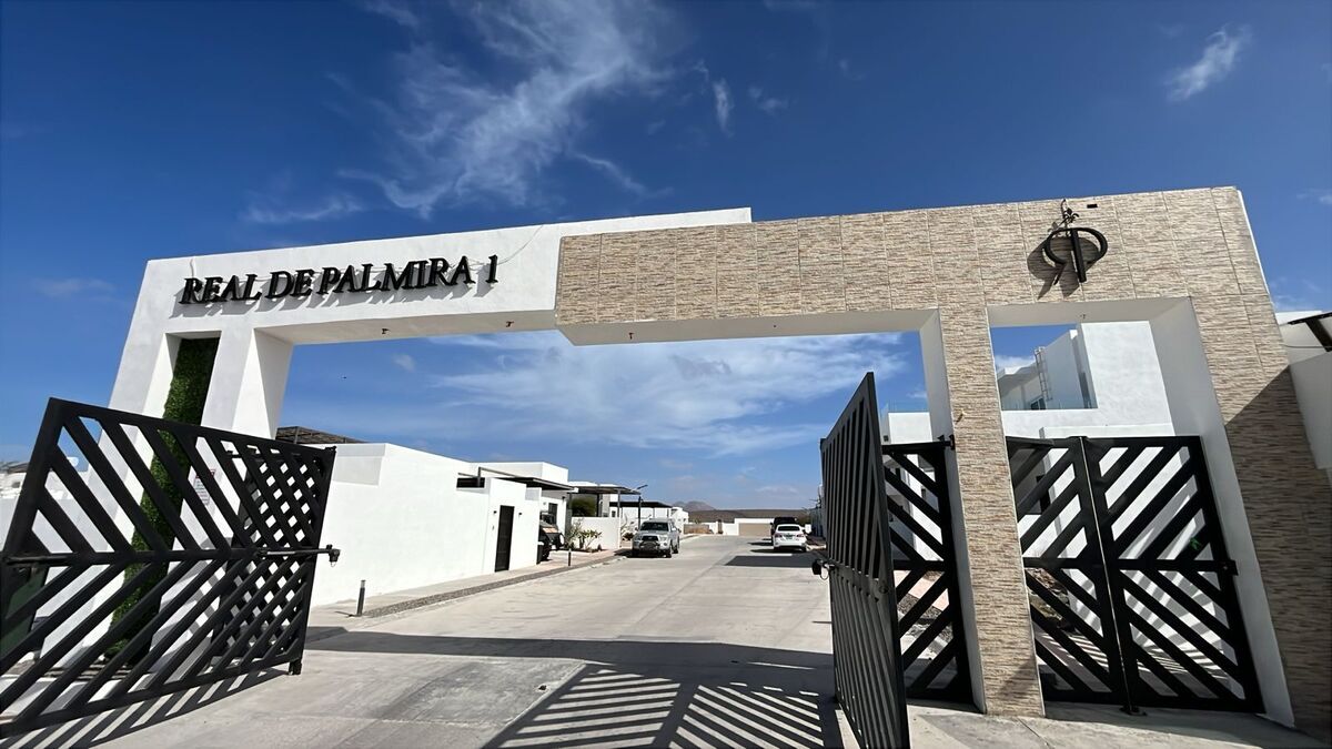 6 of 18: Puerta de Acceso a Privada