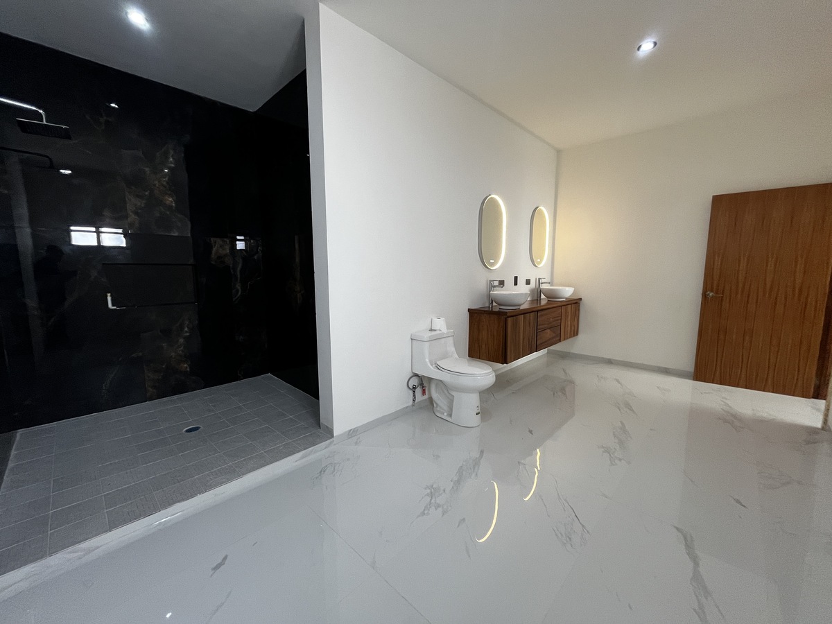 8 of 18: Baño Principal