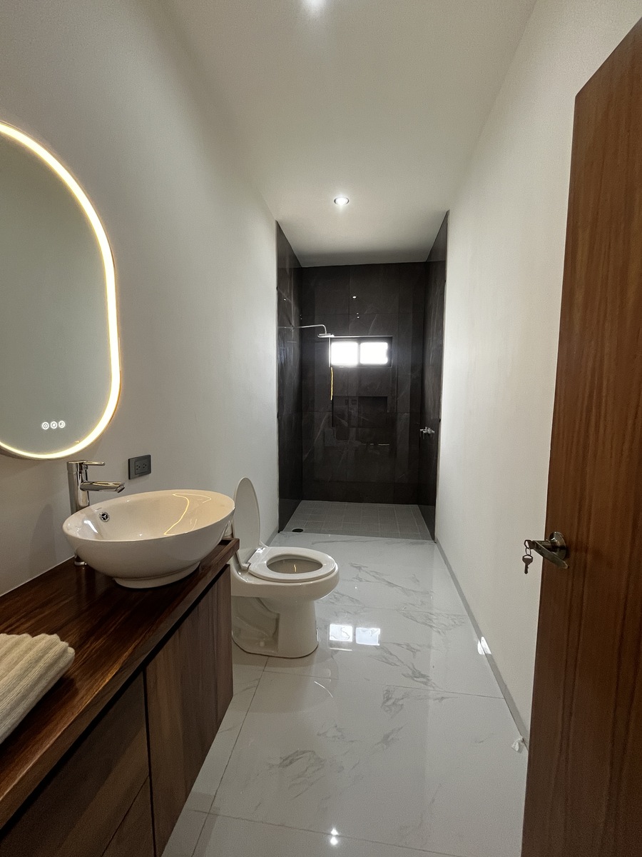 12 of 18: Baño de visitas