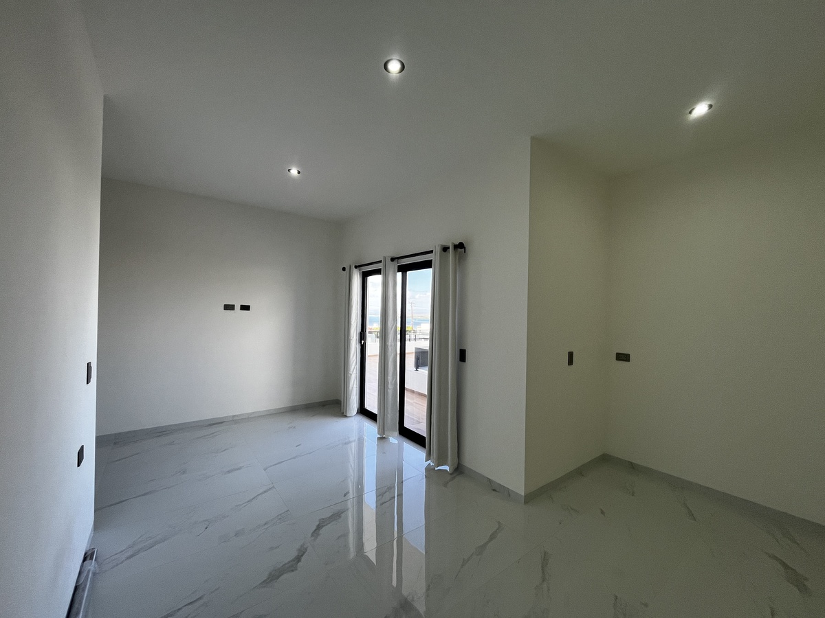 14 of 18: Area de T.V/Cuarto de estudio/ acceso terraza