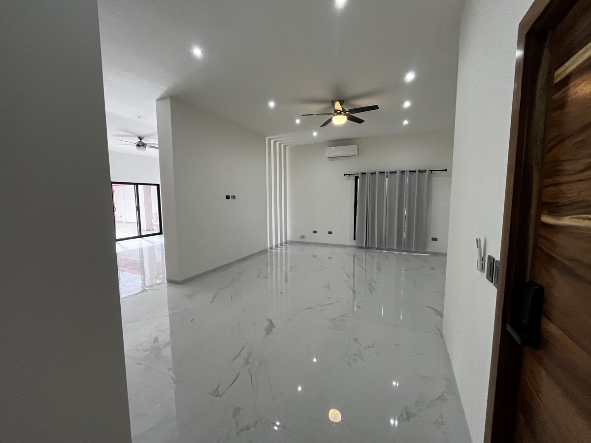 17 of 18: Entrada, Sala de estar