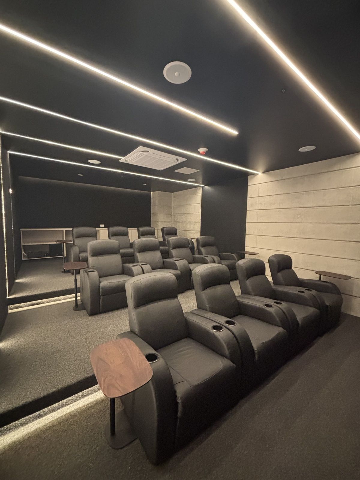 2 of 23: Cine (Área común)