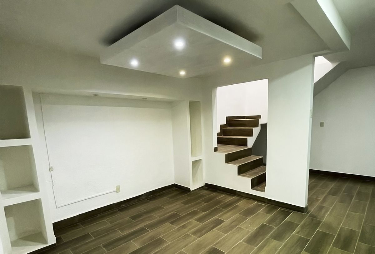3 of 15: Sala