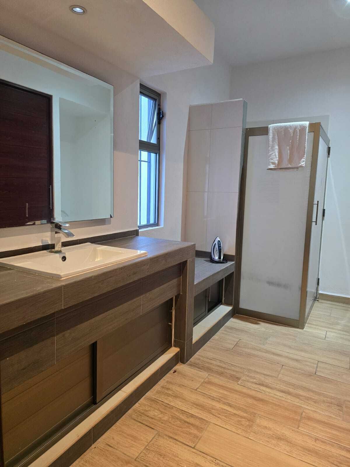 8 de 18: BAÑO CON VESTIDOR