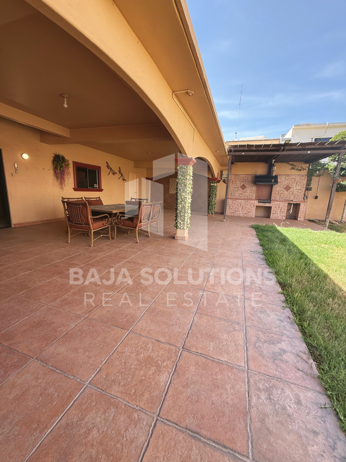 3 de 16: Amplio jardín con baño exterior para visitas