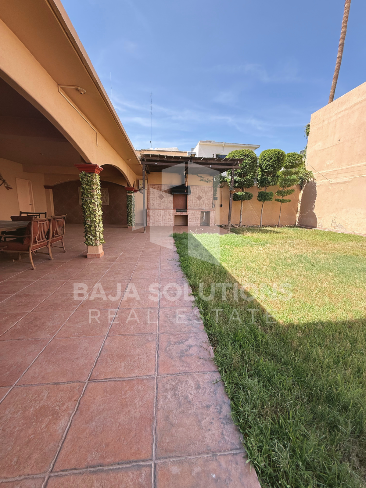 4 de 16: El jardín cuenta con comedor externo y cochera para 6 autos