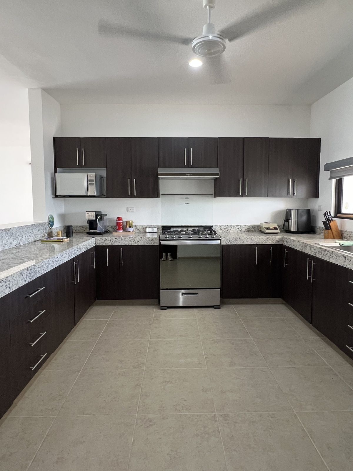 15 de 35: Cocina con gavetas superiores e inferiores