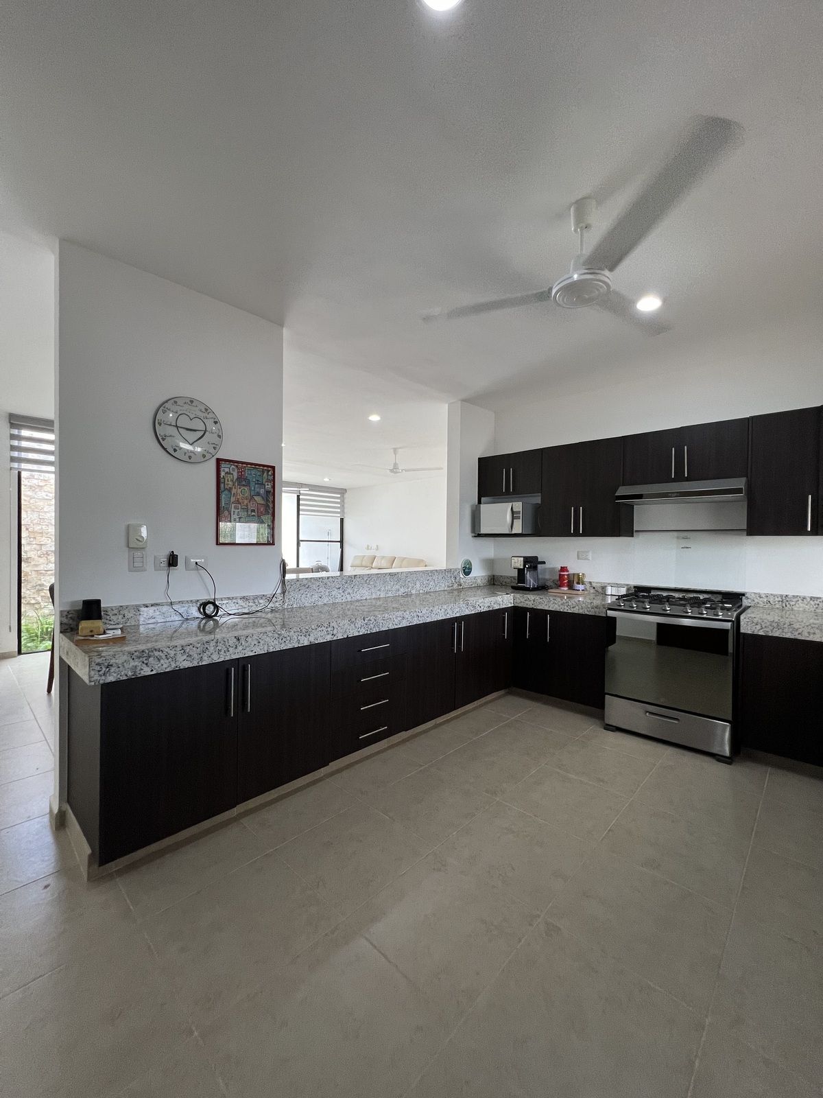 1 de 35: Cocina equipada, mesetas cubiertas granito