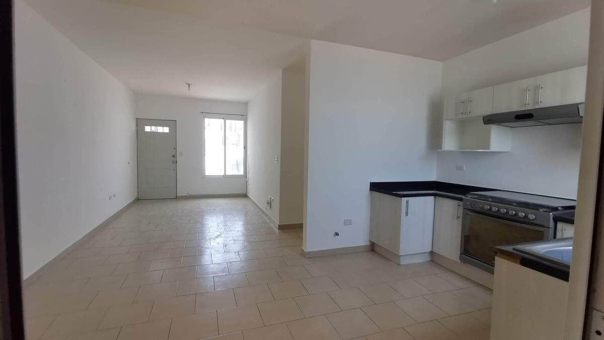 5 de 15: Cocina, vista a la salida desde el comedor y sala