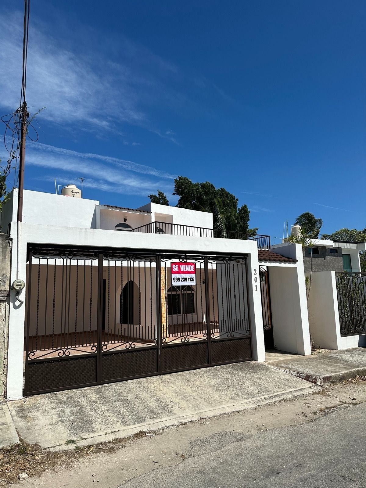 1 of 26: Frente casa