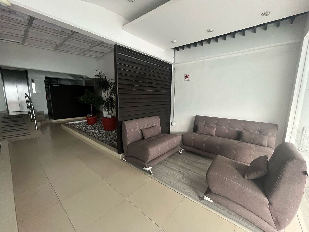 4 of 37: Lobby
