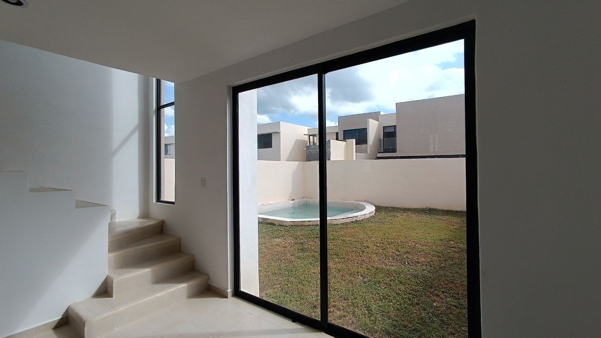 4 of 38: Area de comedor con vista al jardin