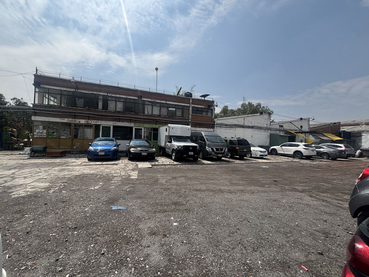 9 de 15: Patio para maniobras