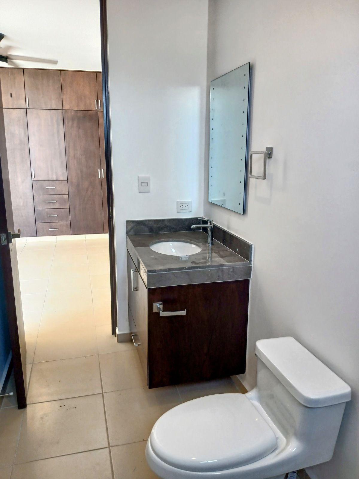 22 of 40: Baño completo recámara secundaria