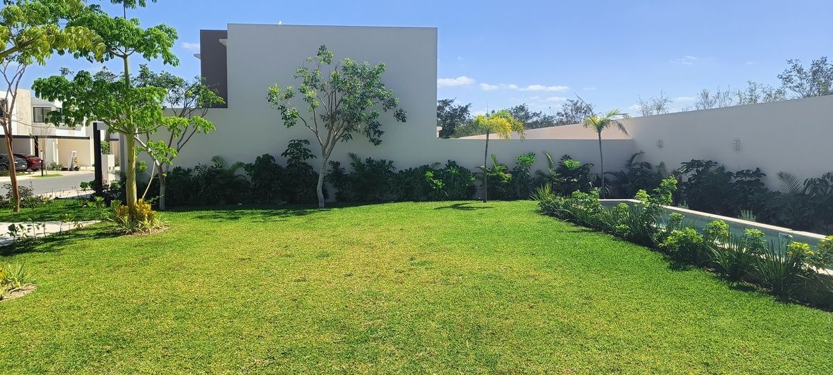 38 of 40: Jardín de la casa club