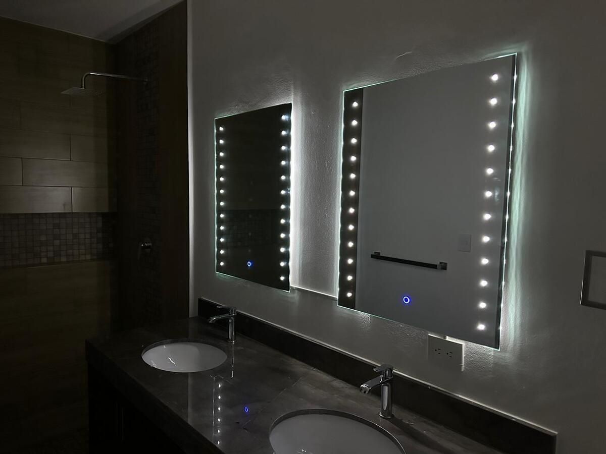 16 of 40: Doble lavabo con espejos led