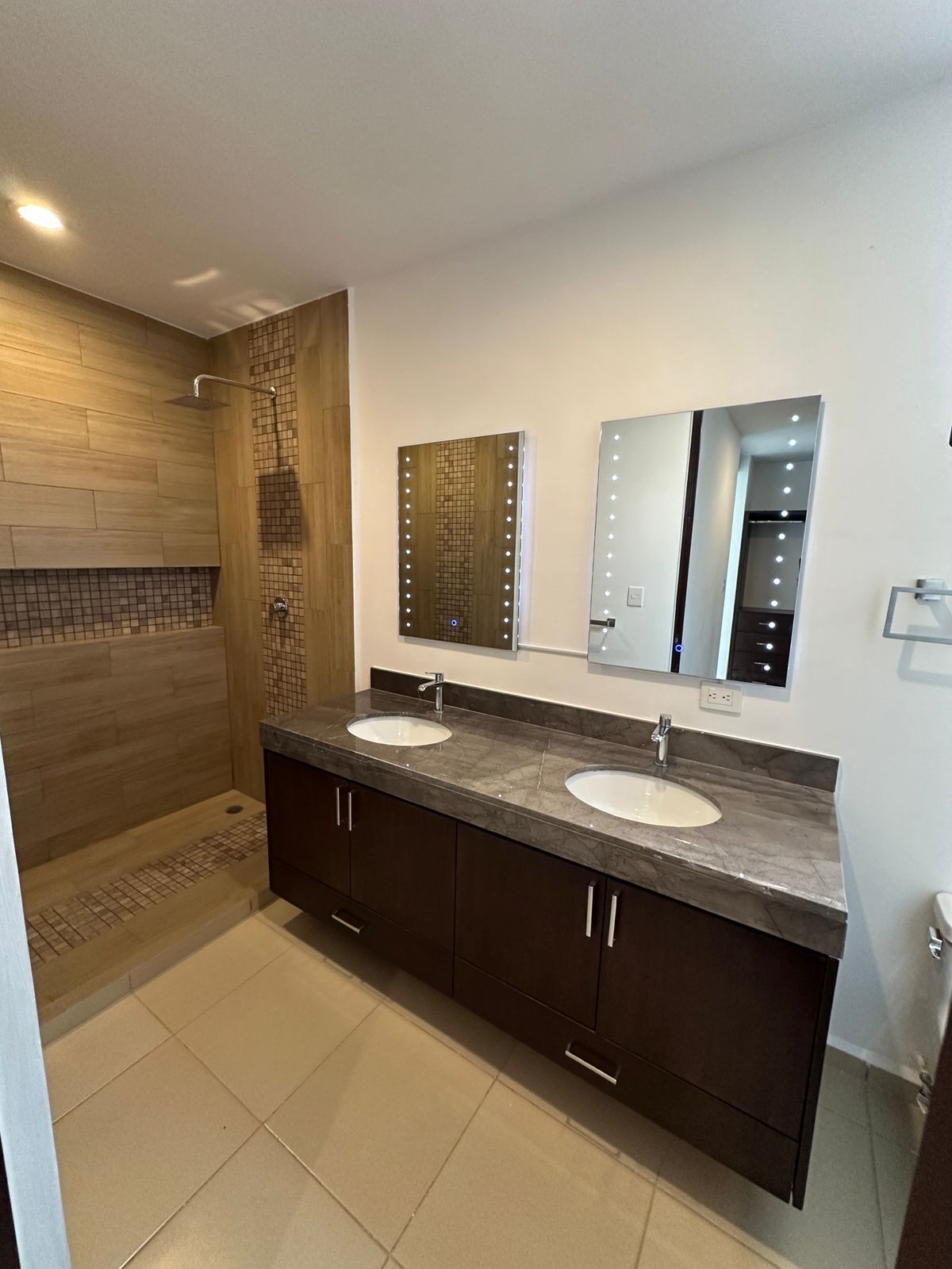 17 of 40: Baño habitación principal