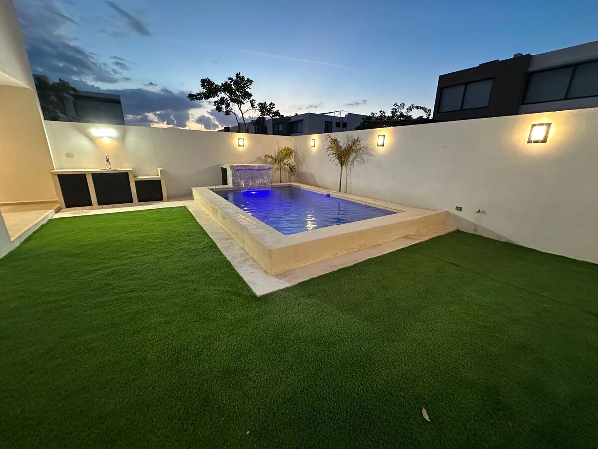 34 of 40: Vista de piscina con iluminación