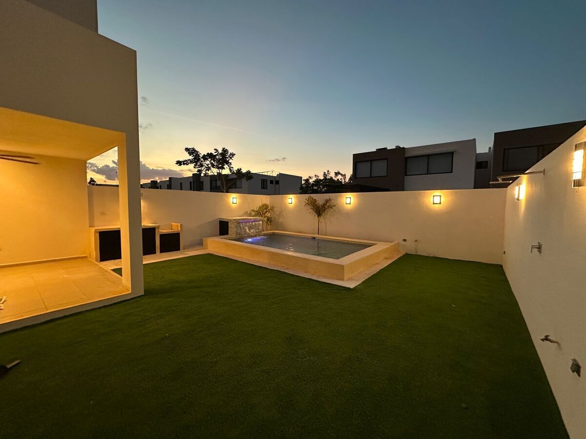 33 of 40: Vista del patio al atardecer