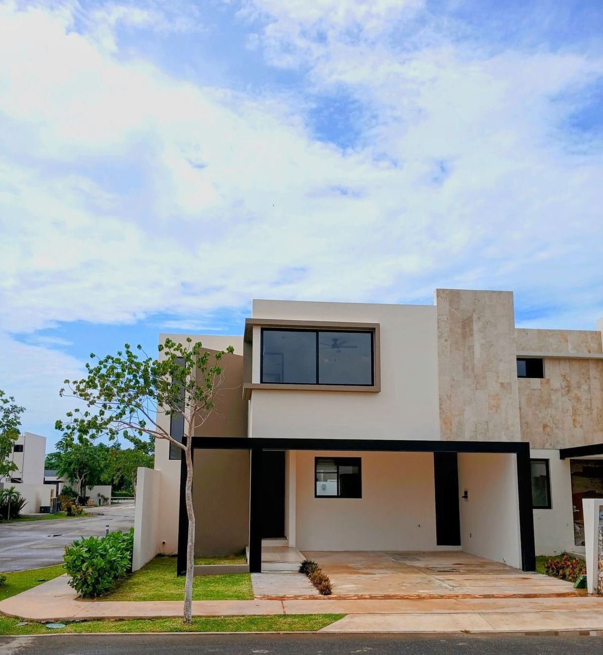 1 of 40: Fachada estilo contemporáneo