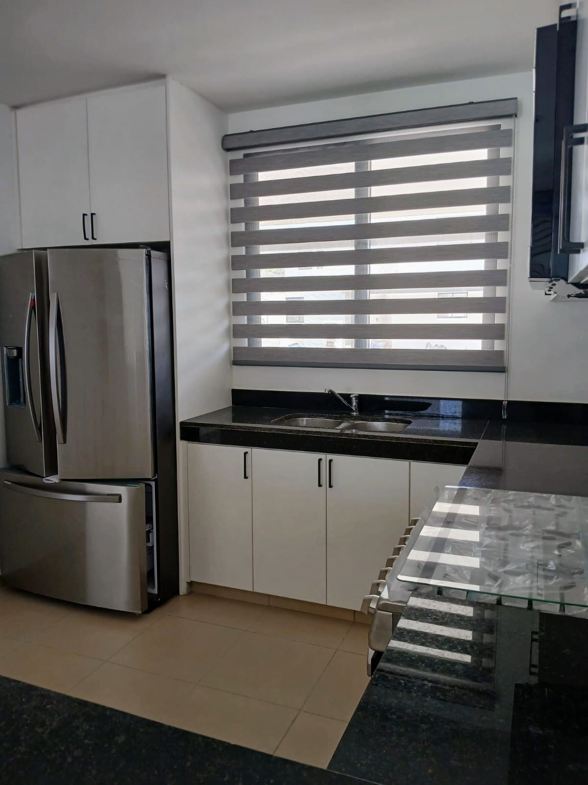 7 of 40: Vista de cocina con refrigerador