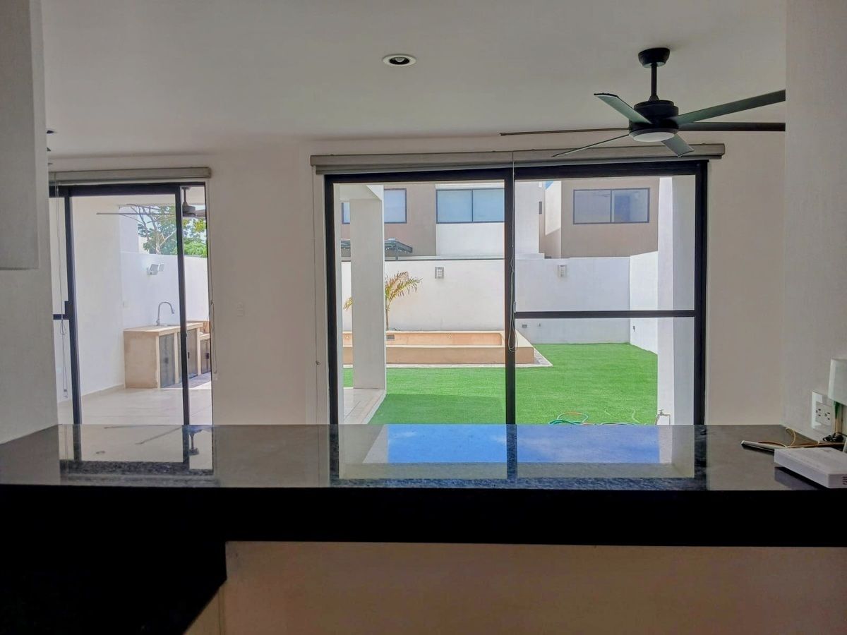 10 of 40: Vista desde la cocina